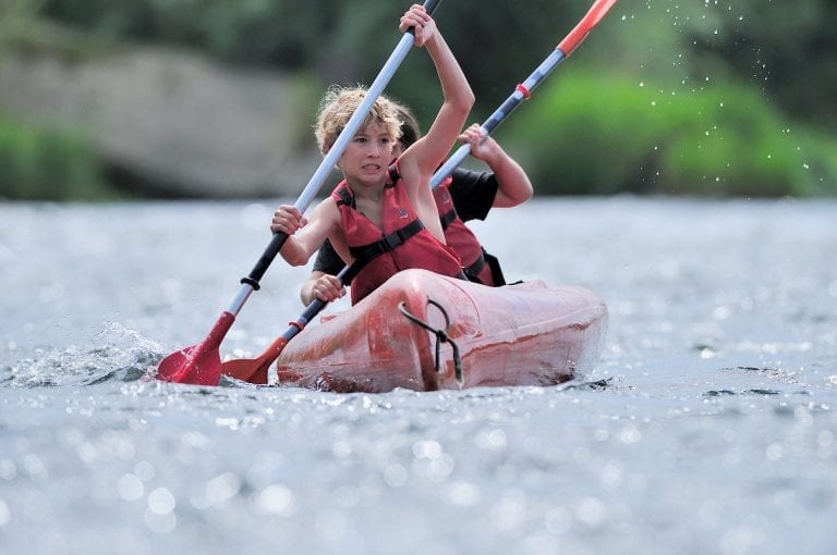 Children in canoe on river Grensmaas