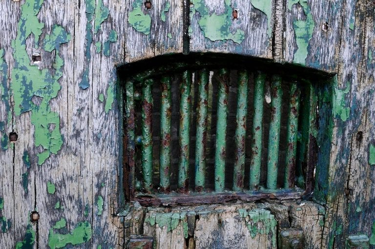 Bars in window of door Fort Vuren