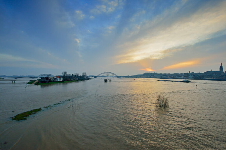 Hoog water in de Waal bij Nijmegen