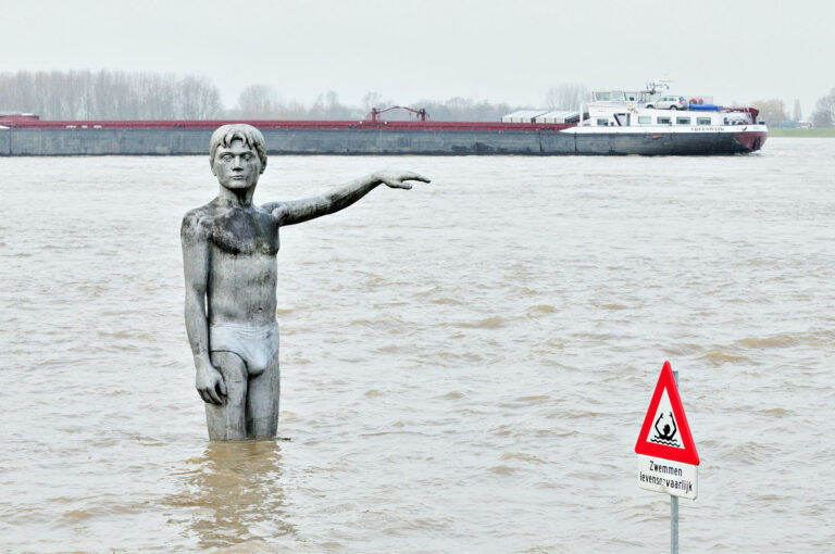 Hoog water monument in Waal bij Zaltbommel