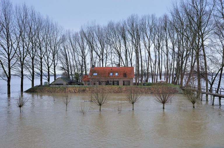 Buitendijks huis bij hoog water in de Waal.