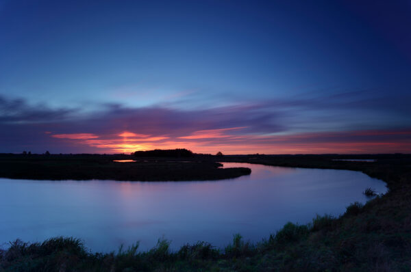 Rivier de Hunze bij Spijkerboor met vurige zonsondergang.