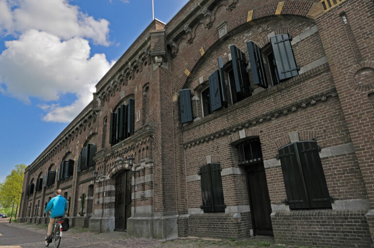 Kazerne met langsrijdende fietser