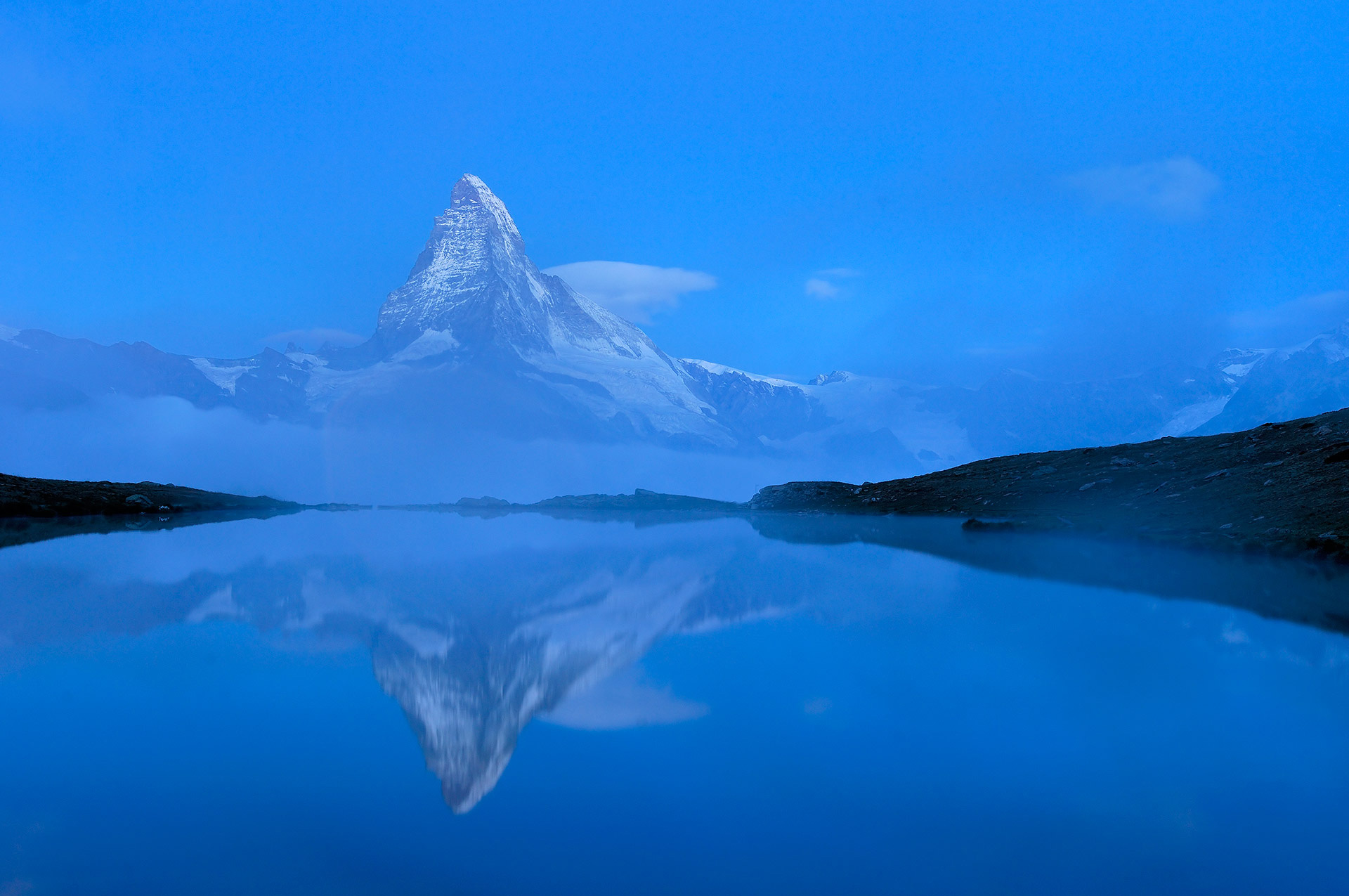 De Matterhorn voor zonsopkomst, ook gespiegeld in water.