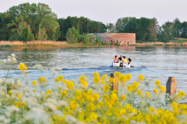 Bootje op rivier de Vecht, in achtergrond Fort Uitermeer