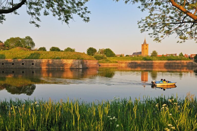 Bootje op gracht Naarden Vesting