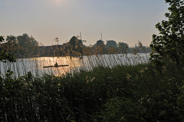 Roeiboot en roeier op rivier de Vecht