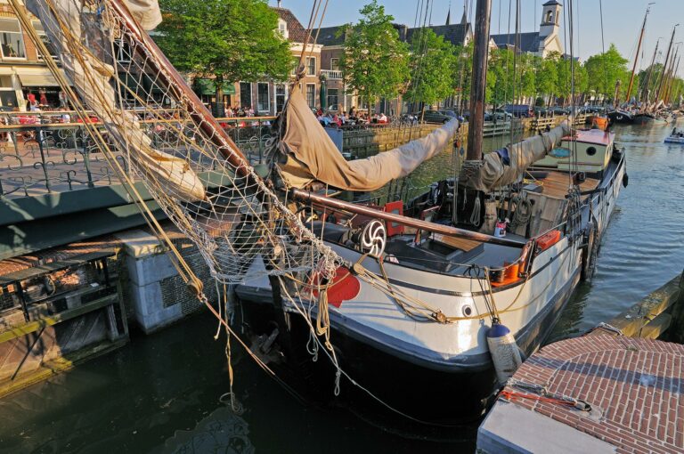 Schip vaart een sluis binnen