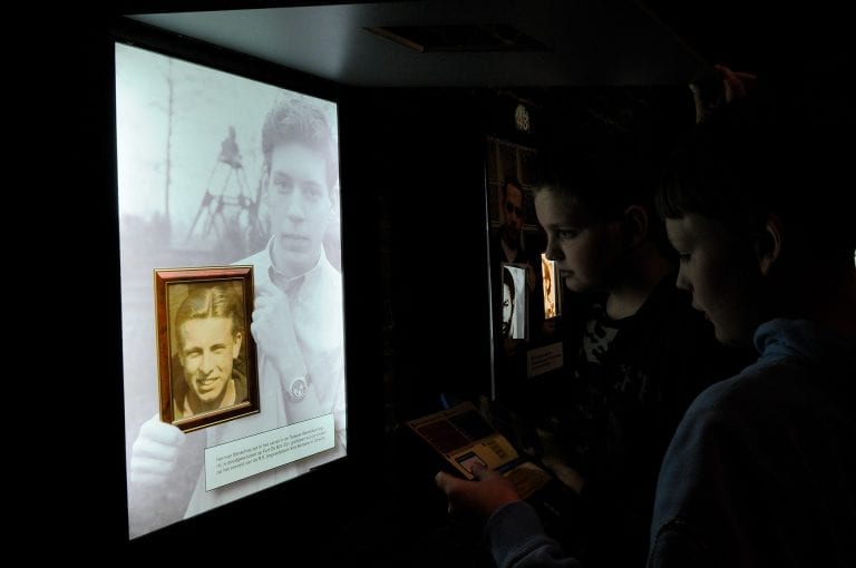 Scholars at the memorial monument of Fort de Bilt