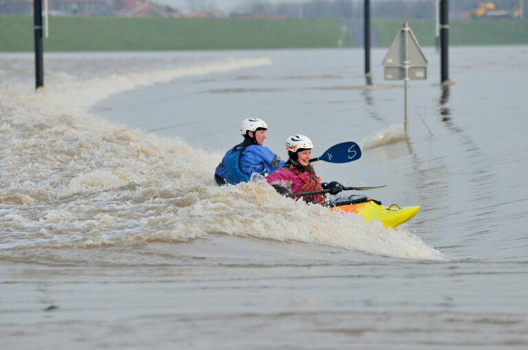 Wild water kano's op de Waal bij hoog water