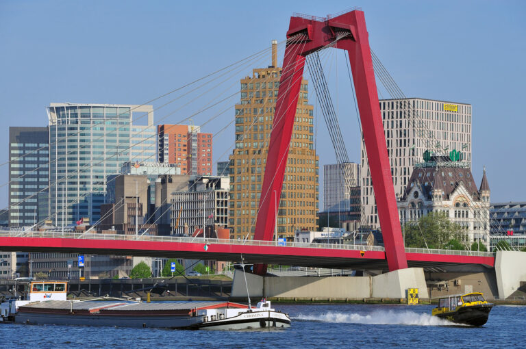 Watertaxi en binnenvaartschip bij de Willemsbrug in Rotterdam