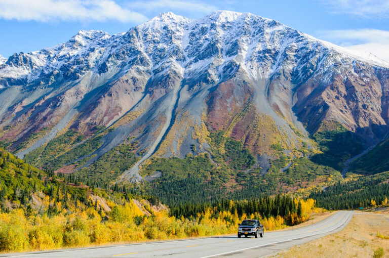 Auto op een weg in Alaska Range, met in achtergrond een berg
