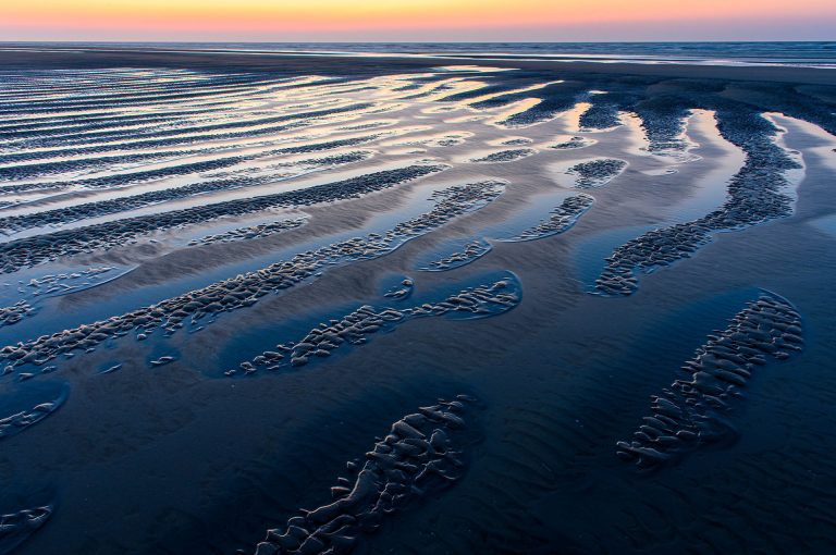 Laag water op strand bij Nes tijdens blauw uurtje. Ameland.