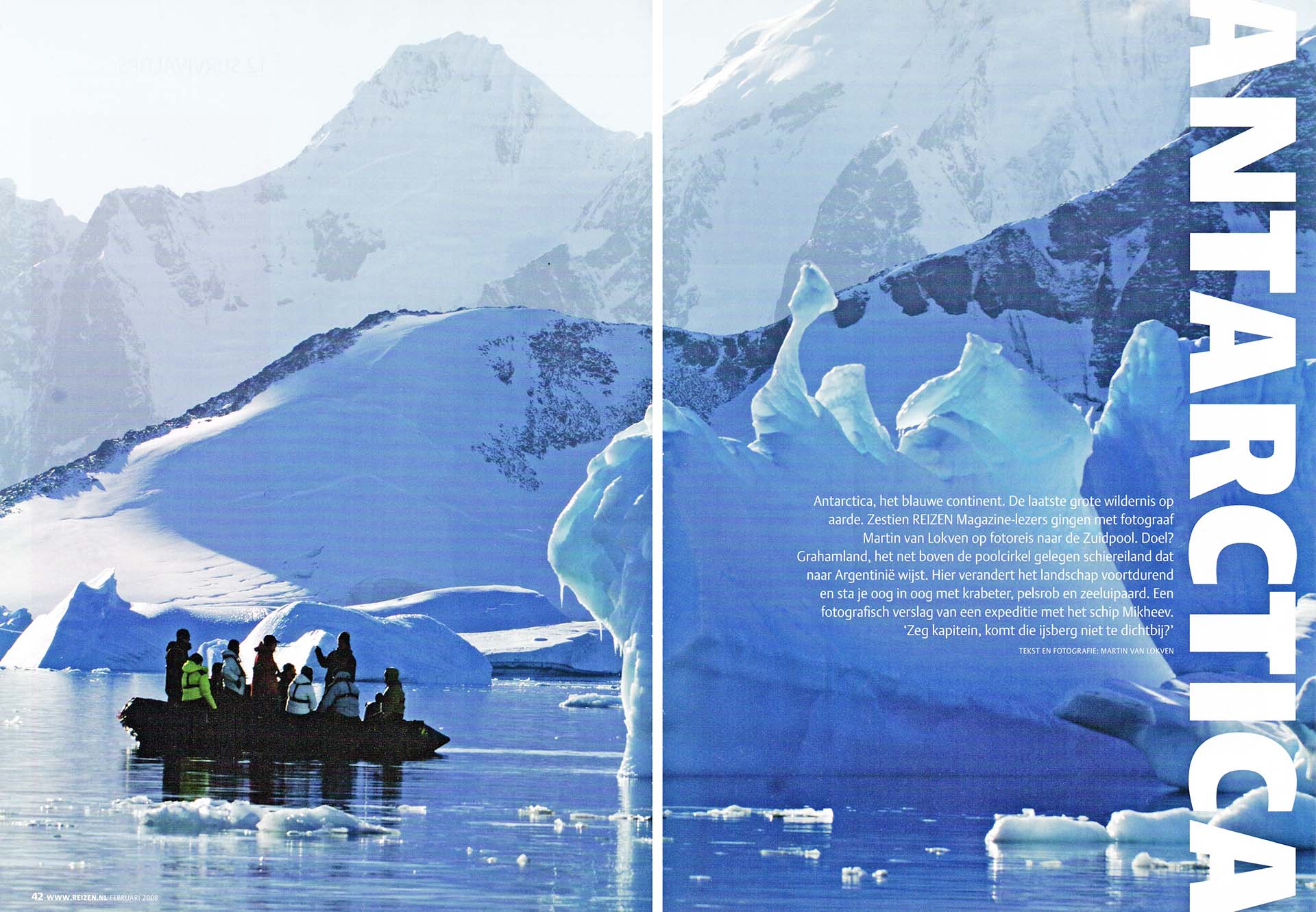 Zodiac met toeristen tussen het ijs in Antarctica.