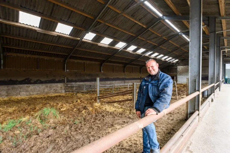 Boer bij zijn potstal.