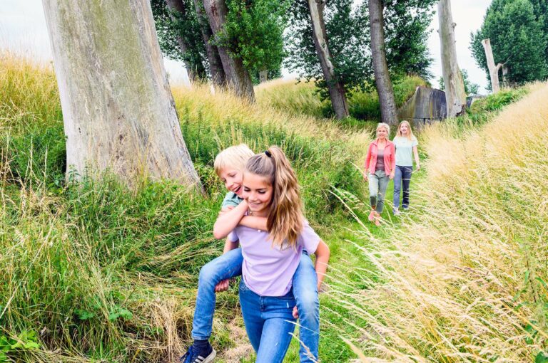 Kinderen en hun moeder bij Fort Nigtevecht