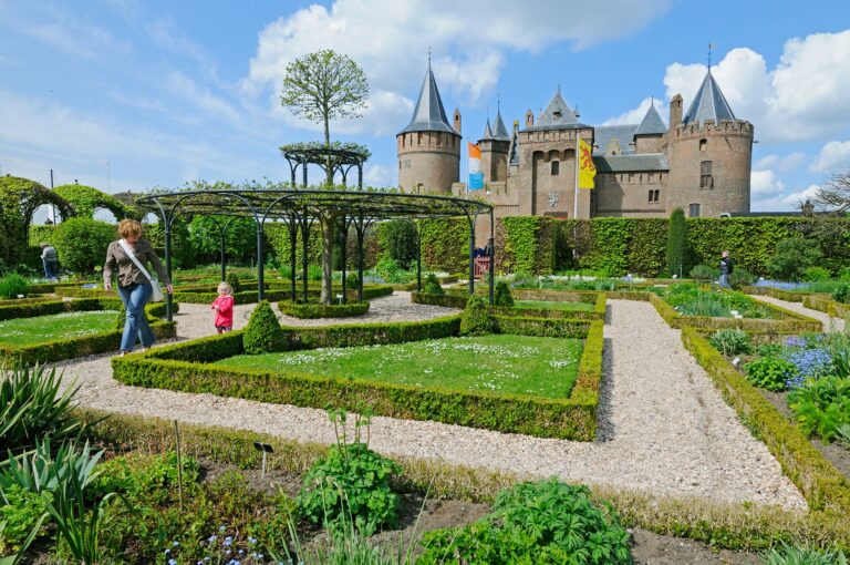 Bezoekers in de moestuin van het Muiderslot