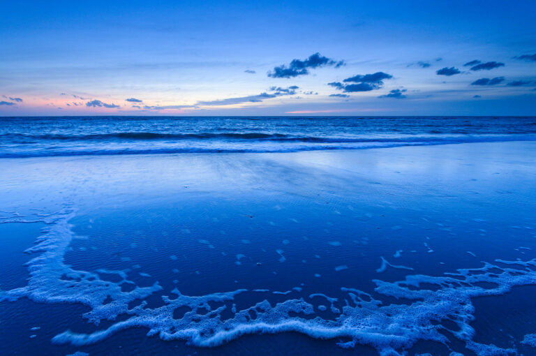Strand bij Hollum net na zonsondergang, in het zogenaamde blauwe uur