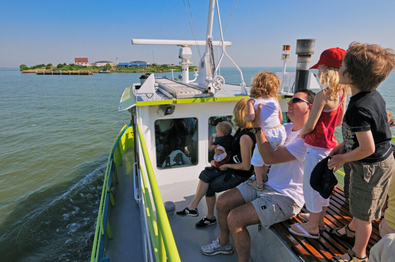 Gezin op weg met de veerboot naar forteiland Fort Pampus