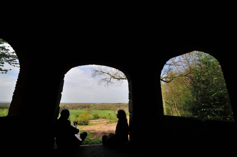 Menen in een koepel op landgoed Egheria.