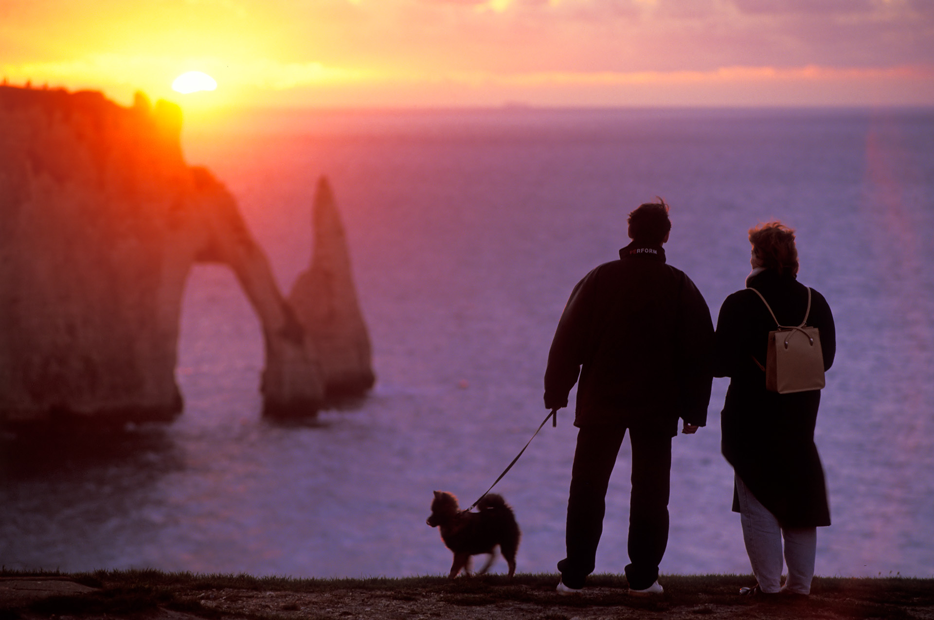 Stel met hond bij kust Etretat.