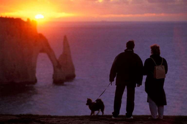 Stel met hond bij kust Etretat.