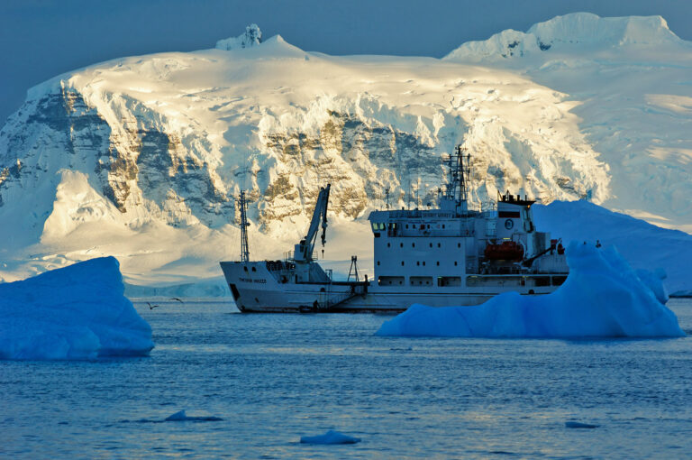Expeditieschip tussen ijsbergen