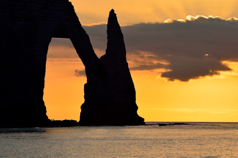 Silhouet van kliffen aan de kust bij Etretat