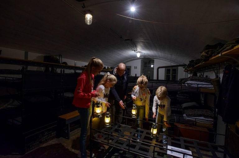 Rondleiding van kinderen in Fort aan de Ham