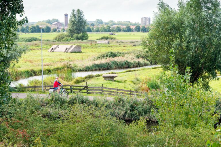 Fietsers en polder bij Fort Bezuiden Spaarndam.