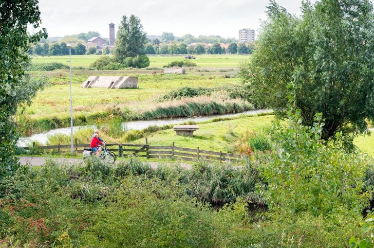 Fort Bezuiden Spaarndam with byciclists