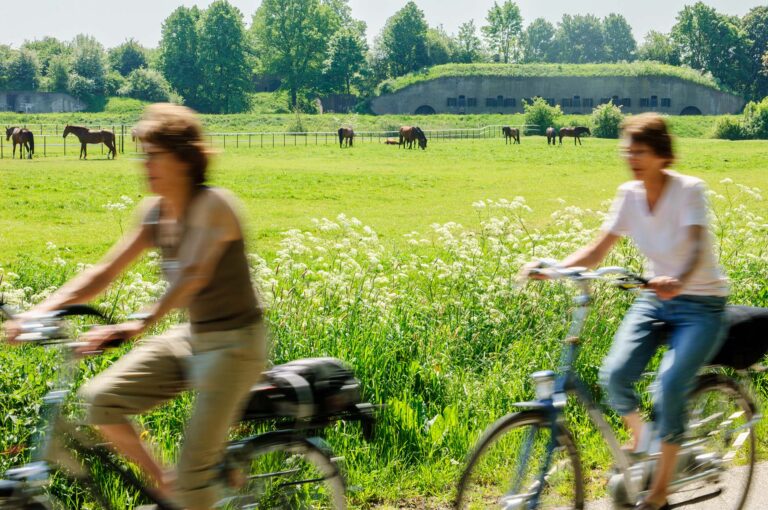 Fietsers en in achtergrond Fort 't Hemeltje.