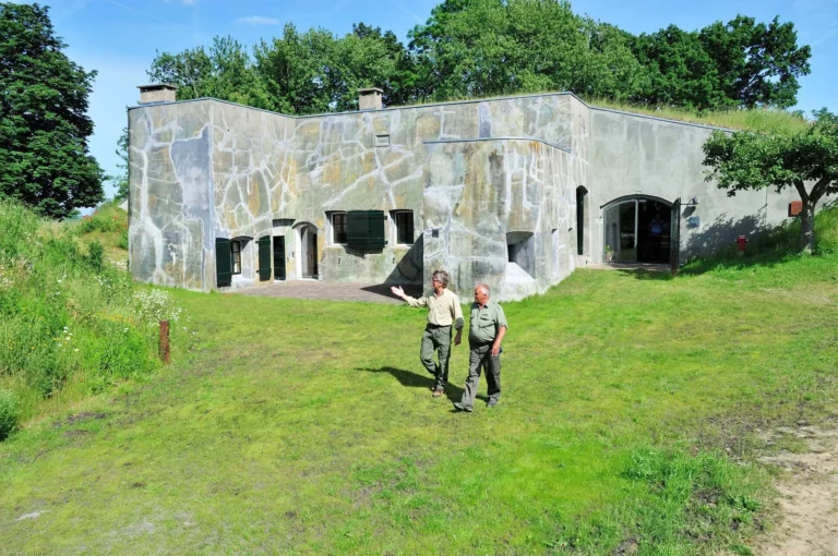 Medewerkers van Natuurmonumenten bij Fort Kijkuit.
