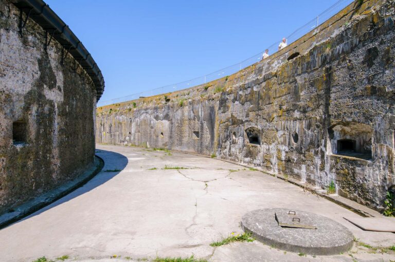De droge gracht van Fort Pampus