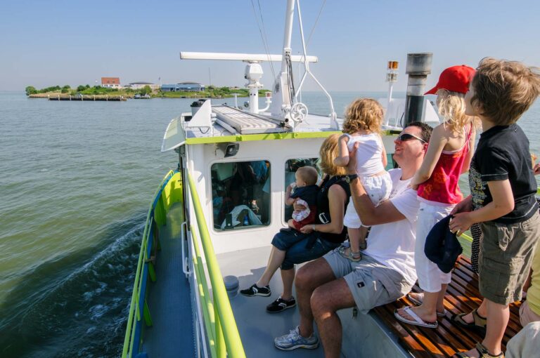 Gezin op boot op weg naar forteiland Fort Pampus.