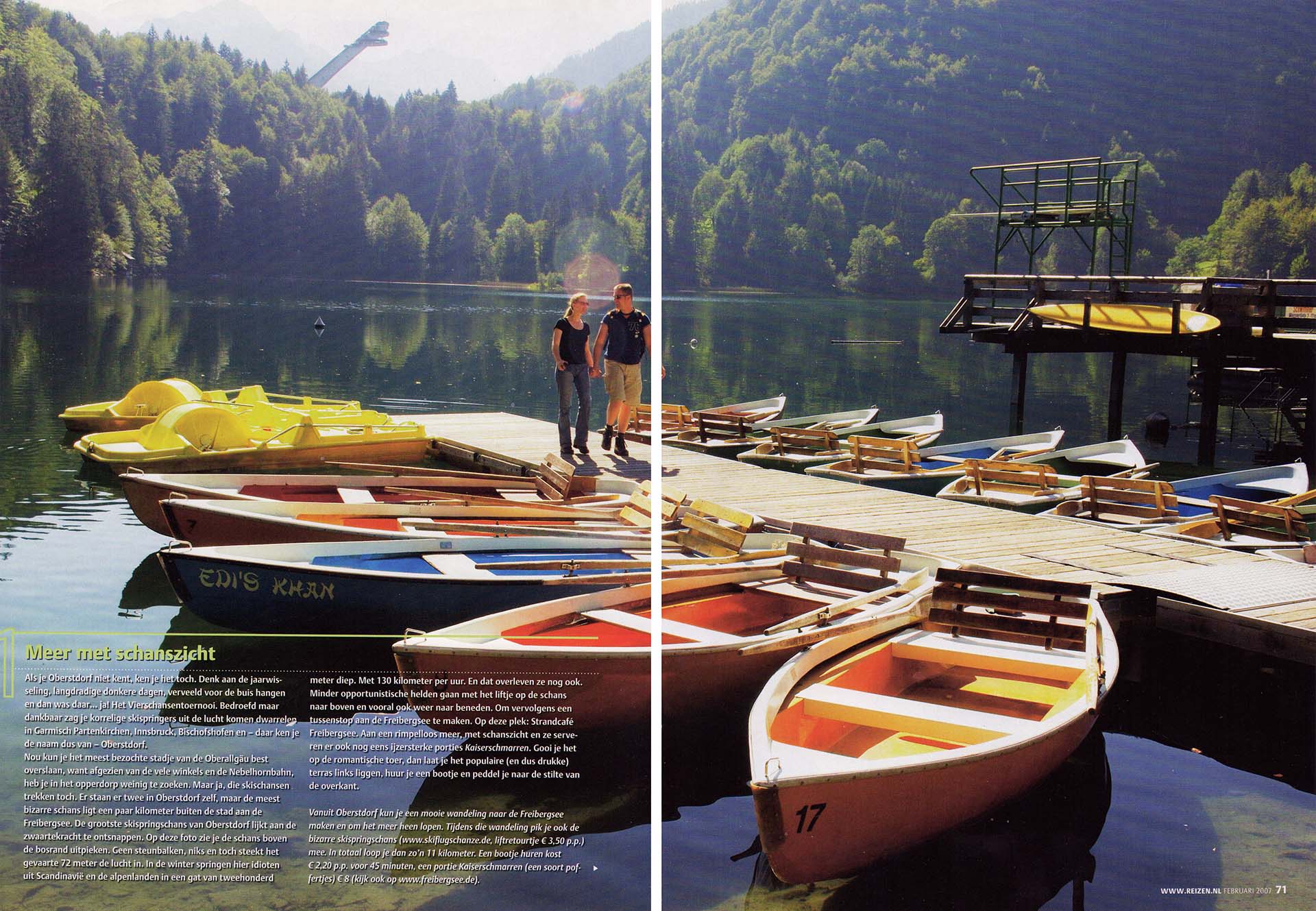 Freibergsee met bootjes, mensen op de pieren de skispringschans van Oberstdorf