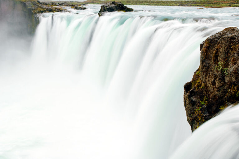 Goðafoss waterval op IJsland met bewogen water door gebruik van een lange sluitertijd