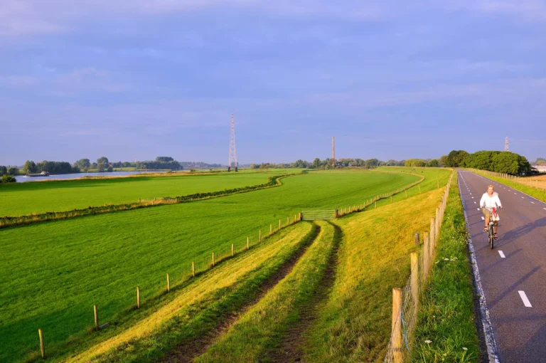 Fietser op dijk