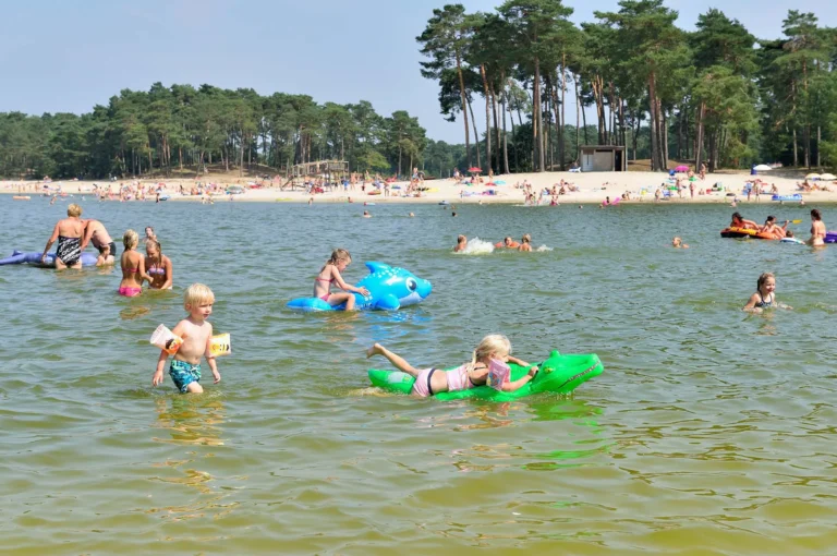 Kinderen spelen op het Henschotermeer.