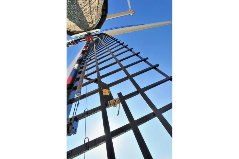 Molen van onderen gefotografeerd.