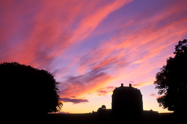 Silhouet van Hermitage Hunting Lodge tegen prachtig paars rood geschilderde lucht