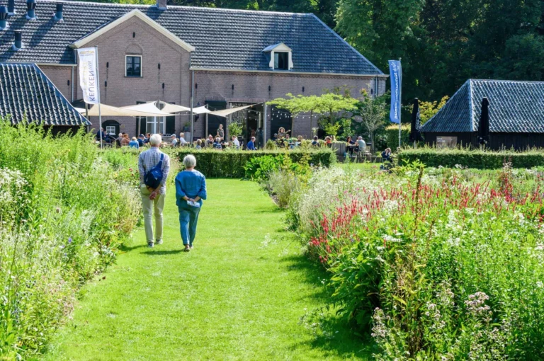 Wandelaars en terras en veel bloemen.