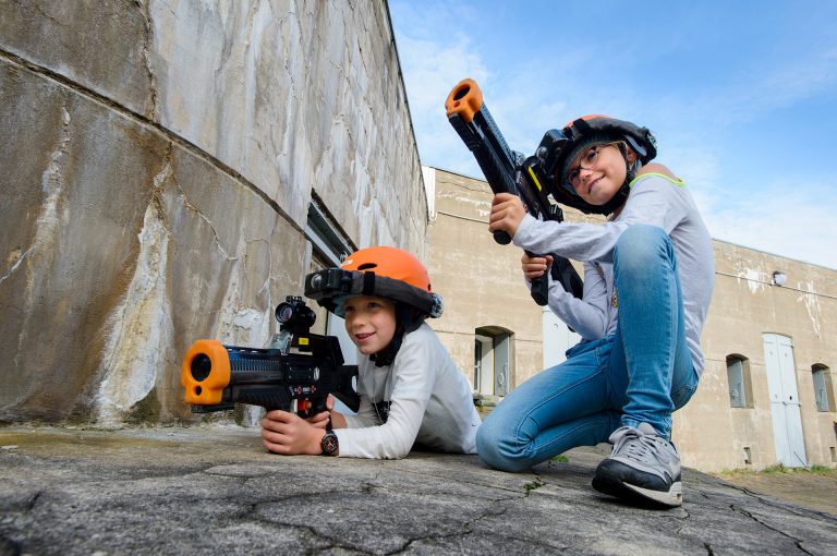 Kinderen spelen lasergame bij Fort Marken Binnen.