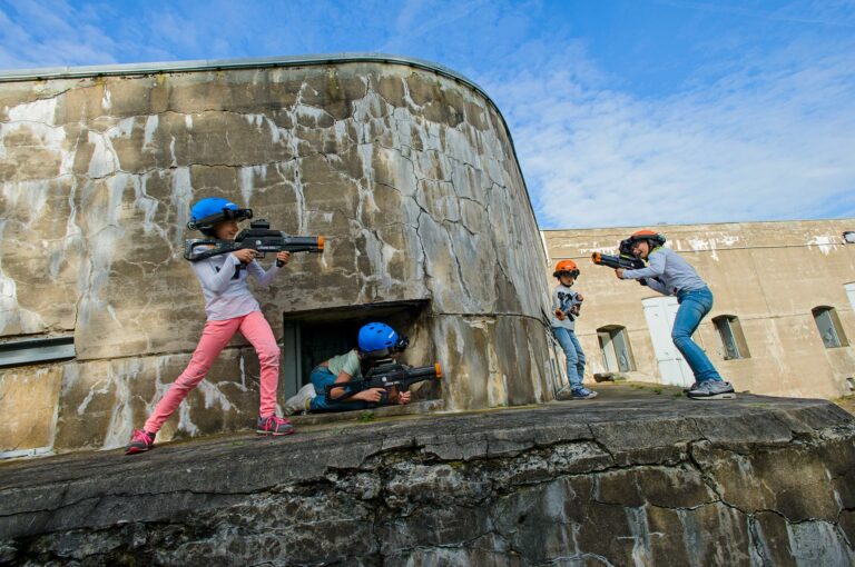 Kinderen spelen lasergame op Fort Marken Binnen