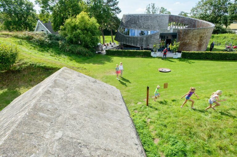 Kustbatterij bij Diemerdam met spelende kinderen en Paviljoen Puur, Fort Diemerdam