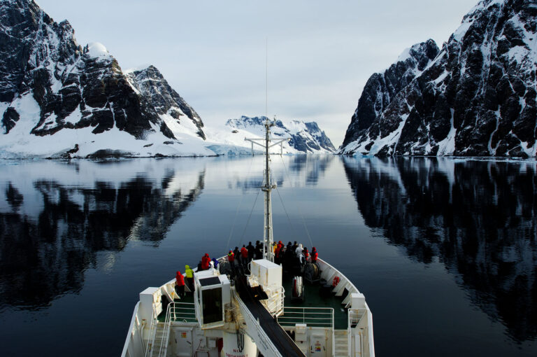 Expeditieschip in Antarctisch landschap