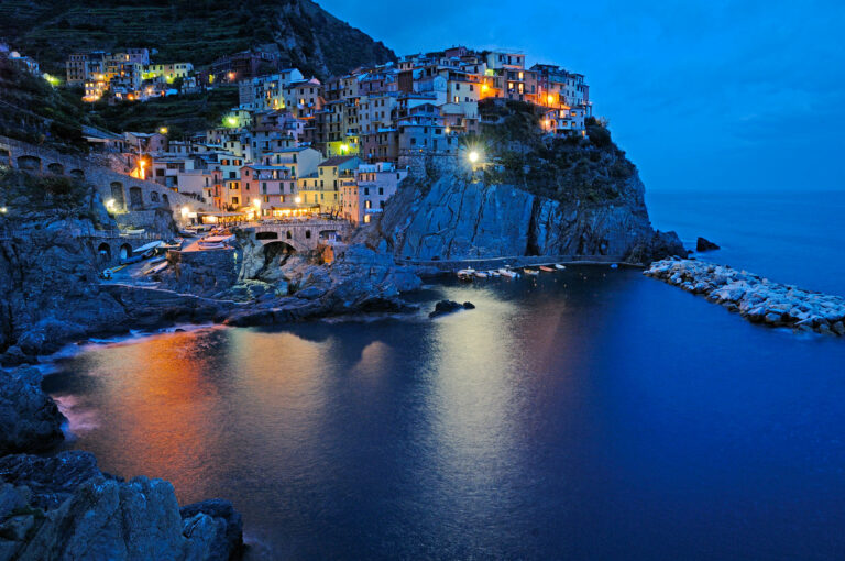 Het dorpje Manarola na zonsondergang