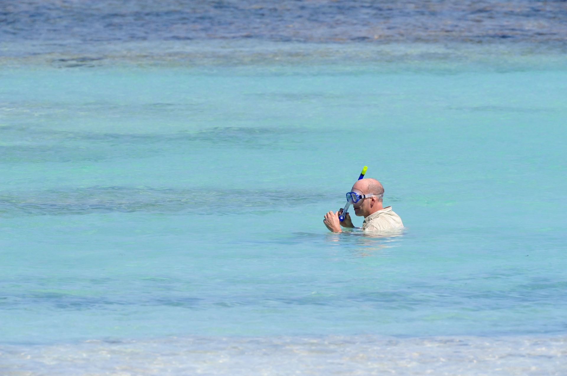 Martin van Lokven snorkelend in ondiep tropisch water.
