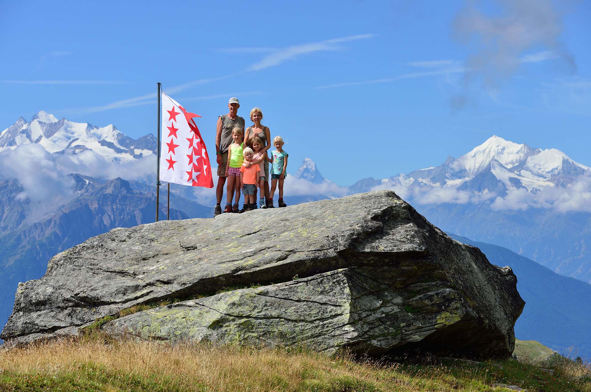 Martin van Lokven en zijn gezin in Zwitserland in 2015. In de achtergrond on der andere de Matterhorn.