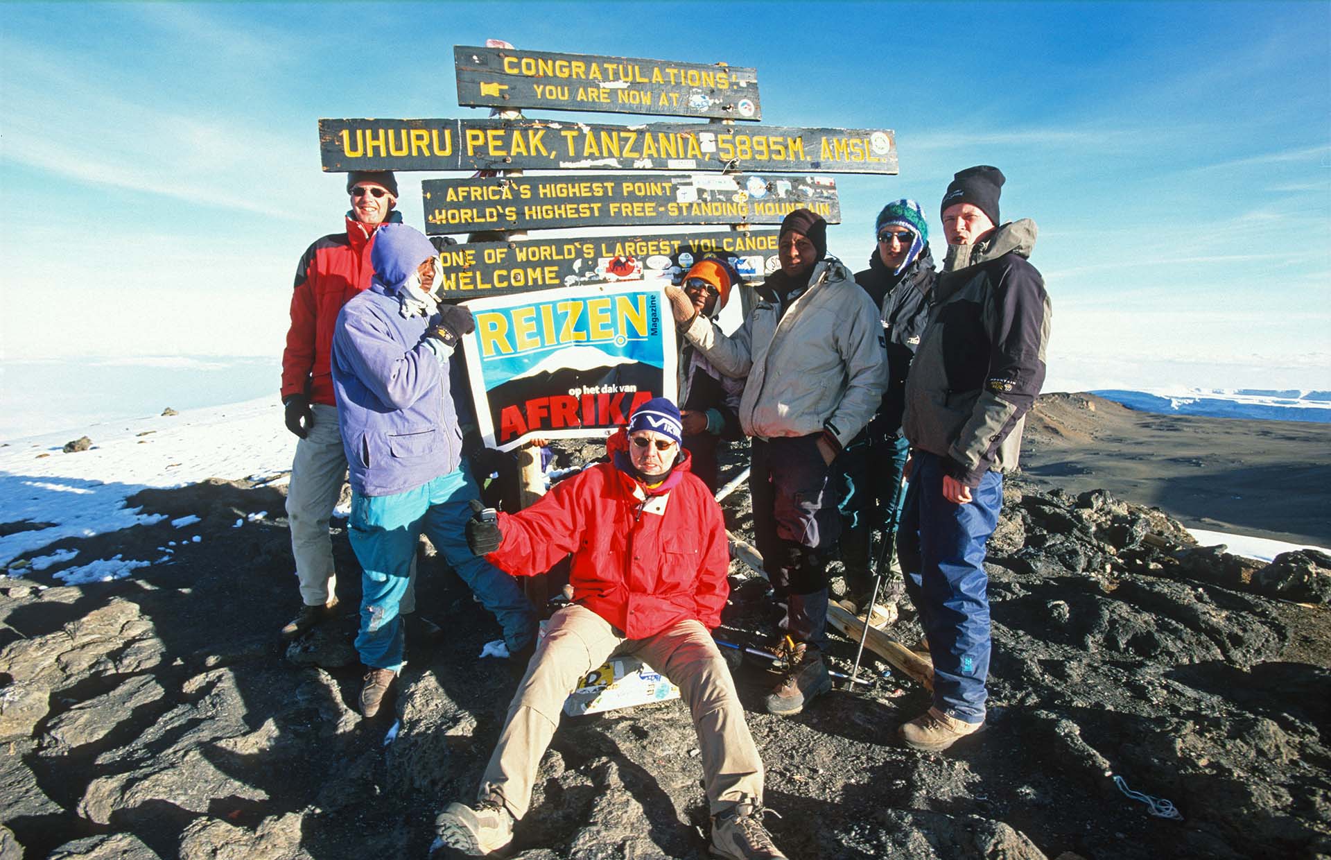 Groep klimmers op de top van Kilimanjaro.